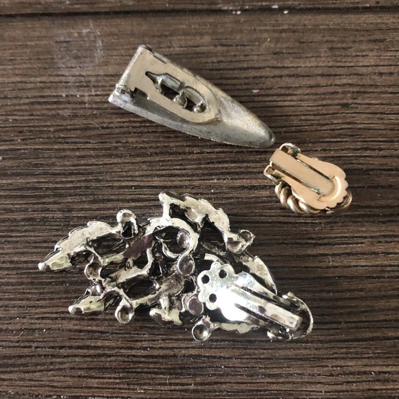 Vintage single sliver & white clip on earrings 3ct. - Picture 2 of 2
